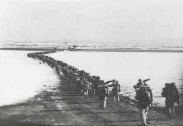 Chinesische Truppen überschreiten Okt. 1950 den Yalu (Grenze zu Korea)