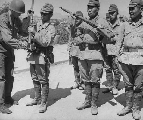 Japanische Soldaten ergeben sich in Korea Japanische Soldaten ergeben sich in Korea
